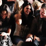 14. Februar 2012:  Seine andere Seite zeigt Matt Damon, als er sich bei der Fashionshow von "Naeem Kahm" in New York zusammen mit seiner Frau Luciana und Padma Lakshmi köstlich amüsiert und die Schau aufmerksam verfolgt. Aber hey: Der Mann lebt immerhin mit inzwischen fünf Frauen in einem Haus zusammen (Frau und vier Töchter).