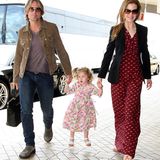 23. Dezember 2010: Keith Urban und Nicole Kidman nehmen ihre Tochter Sunday Rose am Flughafen in Sydney in ihre Mitte.