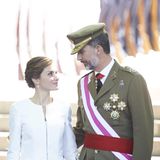 6. Juni 2015  Verliebt schauen sich Königin Letizia und König Felipe bei einer Militärparade in Madrid in die Augen. Das Königspaar gibt sich locker und entspannt in der Öffentlichkeit.