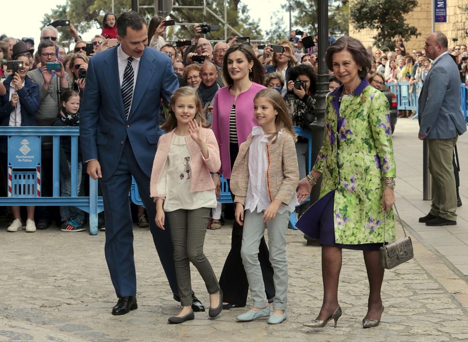 27. März 2016 Messe am Ostersonntag: Traditionell besucht die spanische Königsfamilie die Kathedrale auf Palma de Mallorca zu Ostern. Nur König Juan Carlos fehlt. 27. März 2016 Messe am Ostersonntag: Traditionell besucht die spanische Königsfamilie die Kathedrale auf Palma de Mallorca zu Ostern. Nur König Juan Carlos fehlt.