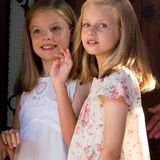 3. August 2015  Prinzessin Sofia und Prinzessin Leonor schauen etwas schüchtern in die Kamera.