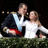 19. Juni 2014  Nach der Krönung zeigen sich Felipe und Letizia mit ihren Mädchen auf dem Balkon des Königspalastes.