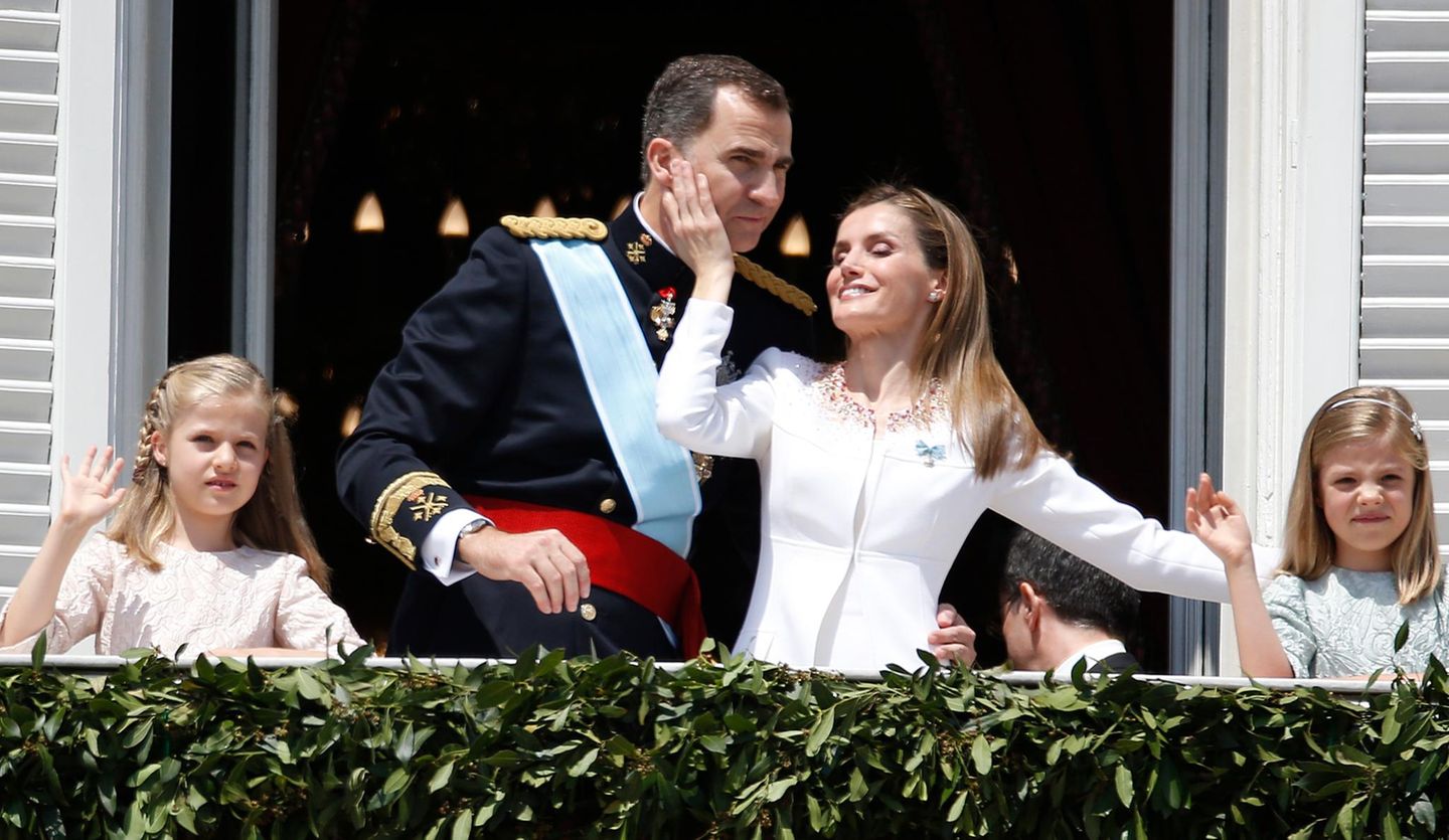 19. Juni 2014  Nach der Krönung zeigen sich Felipe und Letizia mit ihren Mädchen auf dem Balkon des Königspalastes.