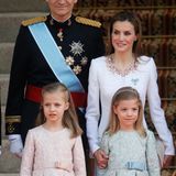 Das spanische Königspaar erreicht den Abgeordnetenkongress in Madrid mit ihren Töchtern Prinzessin Leonor und Prinzessin Sofia.