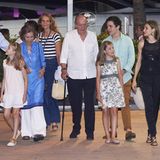König Felipe, Königin Sofia, König Juan Carlos, Königin Letizia und ihre Töchter Sofia und Leonor kommen gut gelaunt aus dem Restaurant Flanigan in Portals Nous, Mallorca.