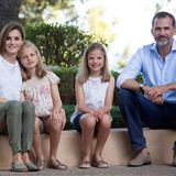 3. August 2015  Das spanische Königspaar hat zum Sommershooting geladen. Königin Letizia und König Felipe lassen sich am Mariventpalast in Palma de Mallorca mit ihren Töchtern Leonor und Sofia ablichten.