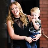 17. Juli 2013: Hilary Duff bummel mit ihrem Sohn Luca in Los Angeles von Geschäft zu Geschäft.