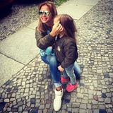 Kim Debkowski und ihre Tochter Amelia, Februar 2013  Im Alter von 20 Jahren wird Sängerin Kim "Gloss" Debkowski zum ersten Mal Mama. Den Vater ihres Kindes, Rocco Stark, hatte sie im RTL-"Dschungelcamp" kennengelernt.
