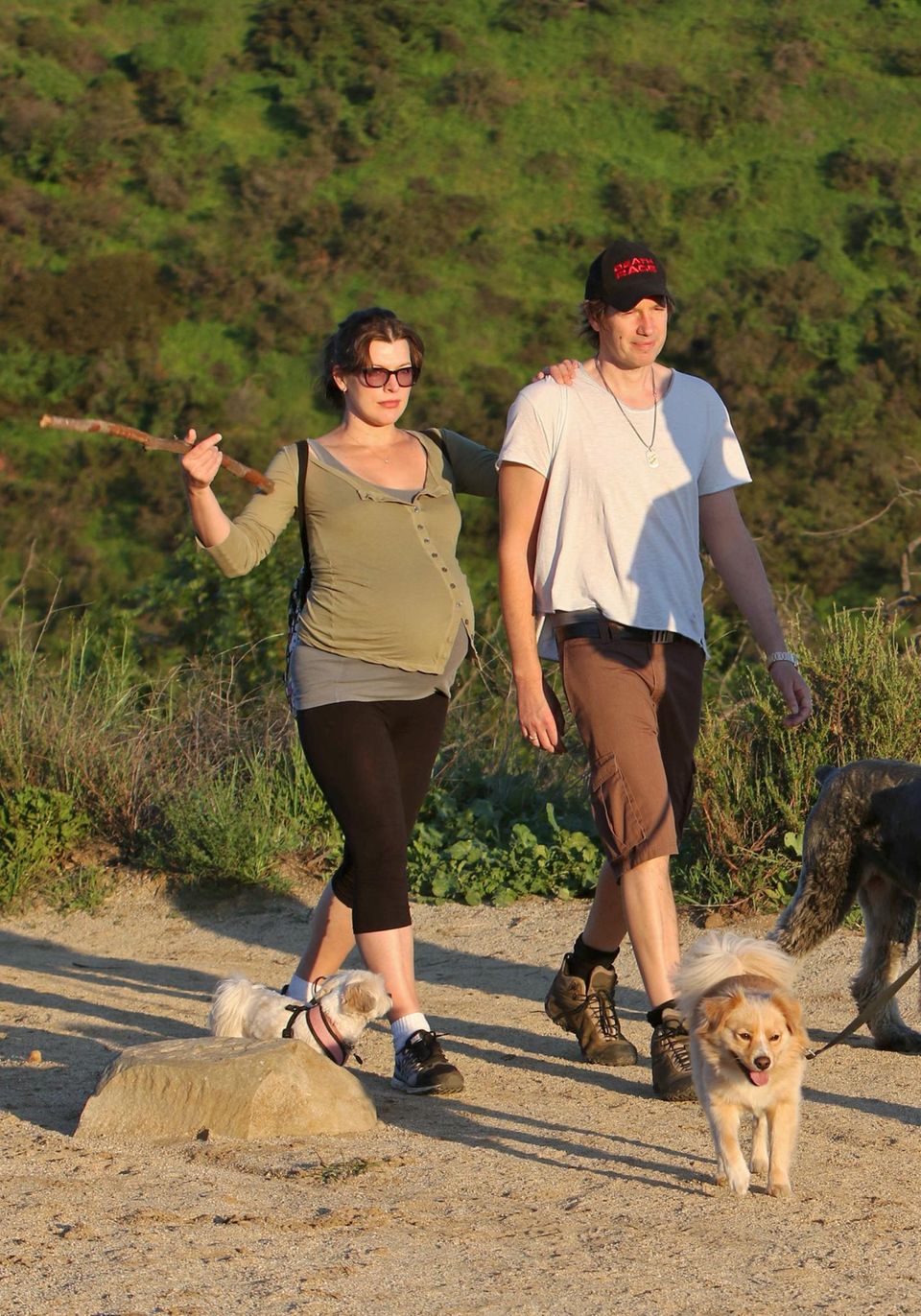 5. März 2015: Bald ist es soweit! Die hochschwangere Milla Jovovich und ihr Ehemann Paul W. S. Anderson gehen mit ihren Hunden wandern.