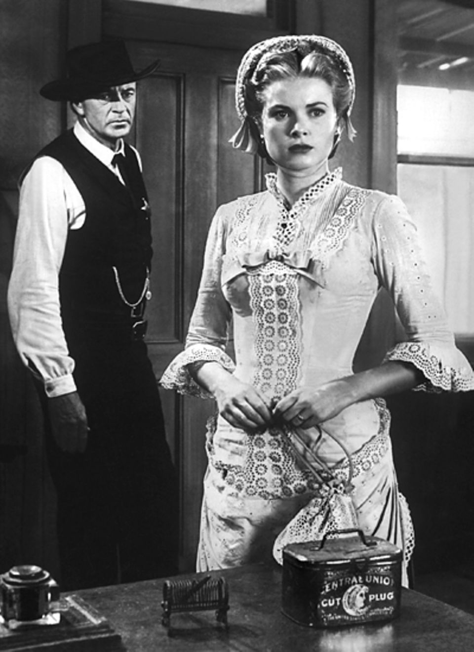Grace Kelly spielt in dem Western "Zwölf Uhr mittags" ("High Noon") an der Seite von Gary Cooper. Der Film wird zum Riesenerfolg
