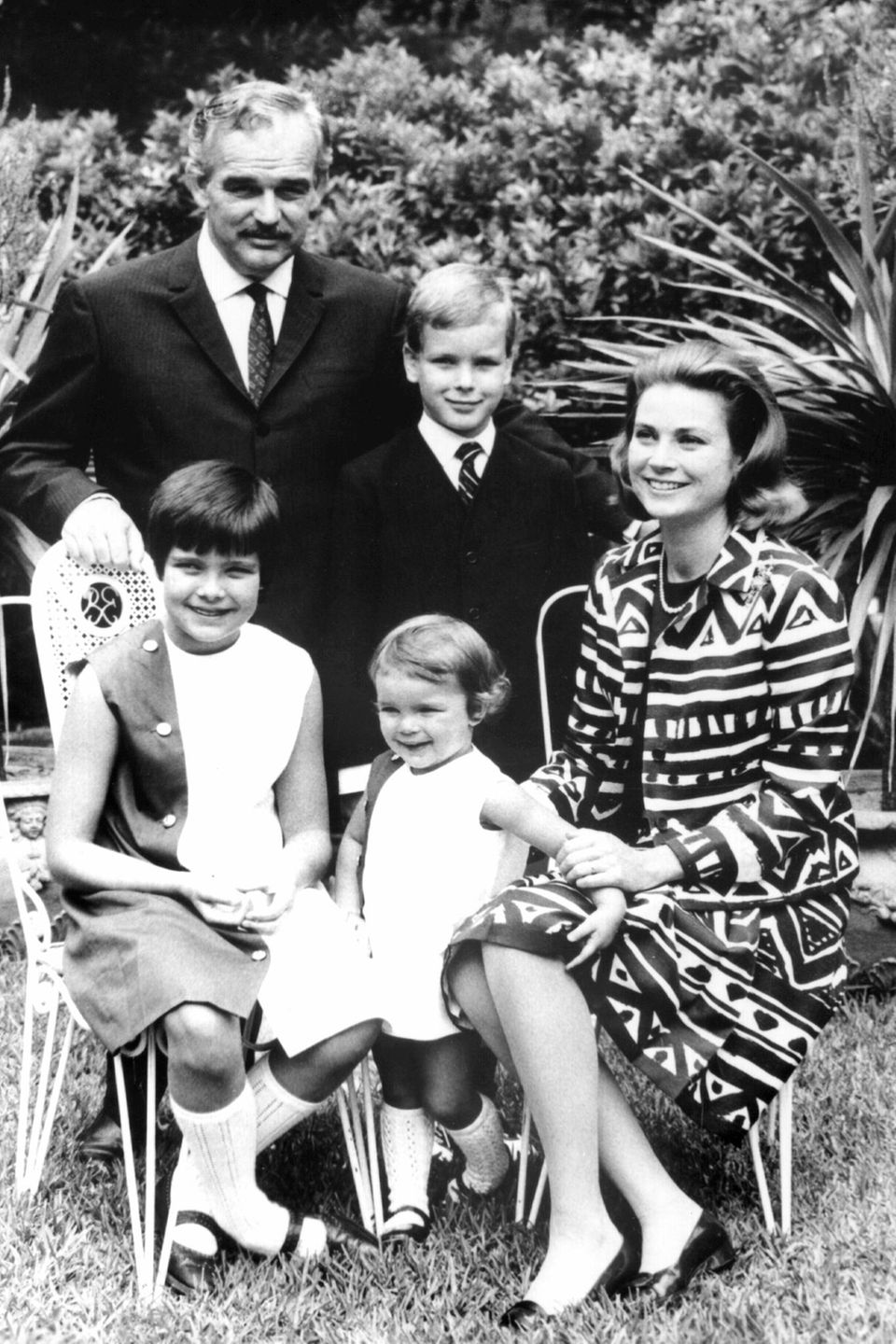 Das monegassische Fürstenpaar Gracia Patricia und Rainier III. mit ihren Kindern Albert, Caroline (l.) und Stéphanie im Garten i