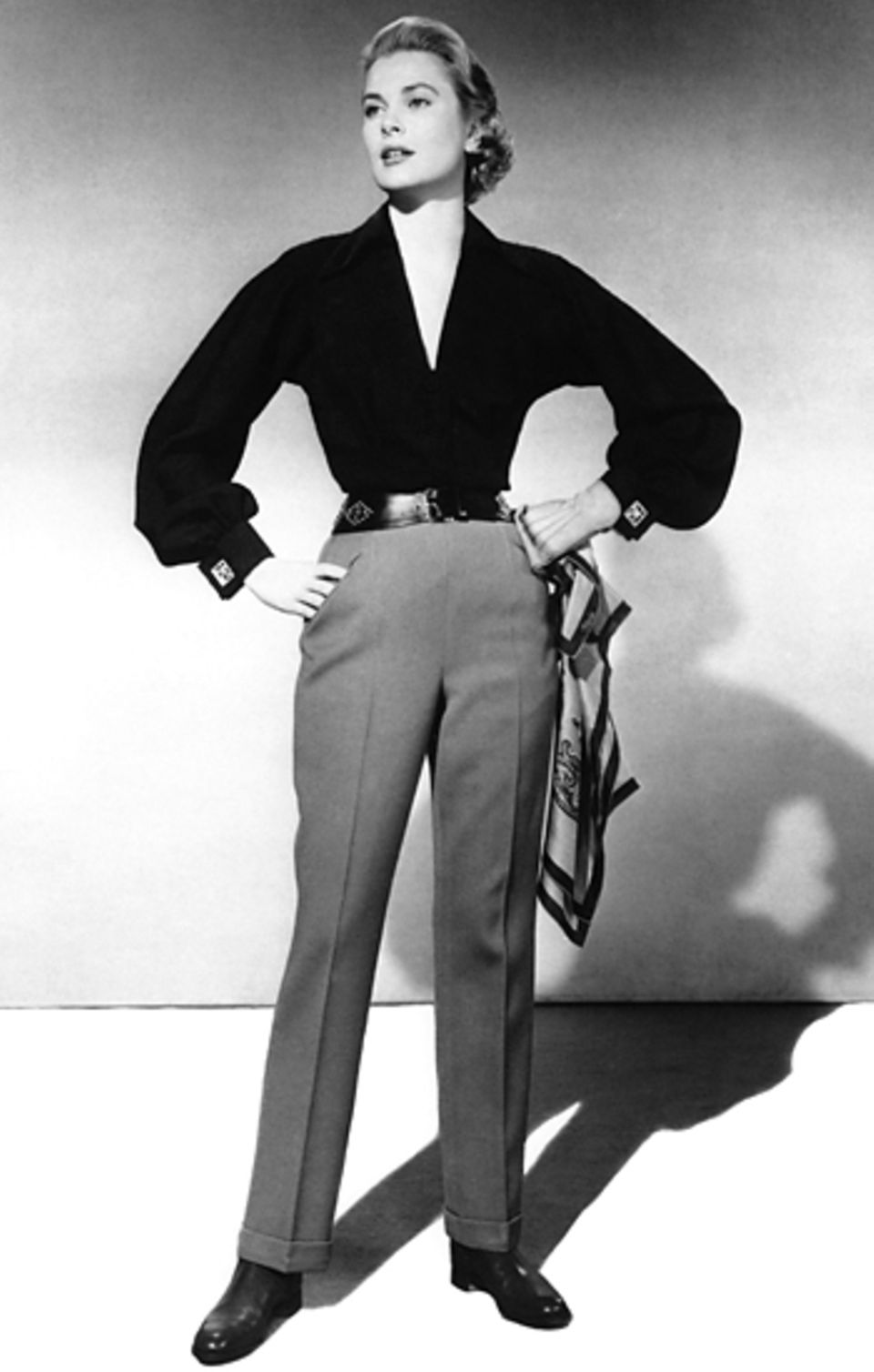 Grace Kelly wird zum modischen Vorbild vieler Frauen. Stets kleidet sie sich elegant und stilvoll.