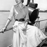 Grace Kelly in einer Drehpause am Set des Films "Grünes Feuer" (Green Fire"). Ihre Filmroben waren legendär und verschafften ihr