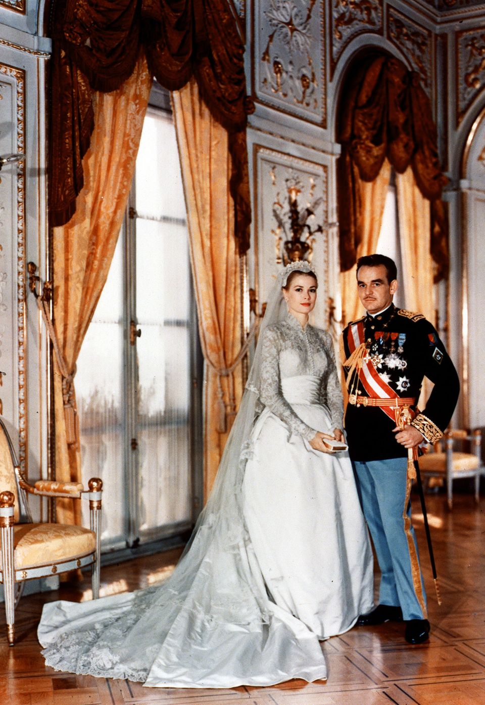 Am 19. April läuten die Hochzeitsglocken. Die Traumhochzeit verfolgen Millionen Zuschauer im Fernsehen. Am 19. April läuten die Hochzeitsglocken. Die Traumhochzeit verfolgen Millionen Zuschauer im Fernsehen.