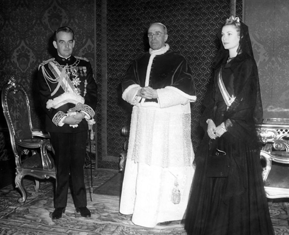 Grace Kelly wird eine besondere Ehre zuteil: Gemeinsam mit ihrem Mann nimmt sie an einer Privataudienz von Papst Paul VI. teil.