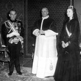 Grace Kelly wird eine besondere Ehre zuteil: Gemeinsam mit ihrem Mann nimmt sie an einer Privataudienz von Papst Paul VI. teil.