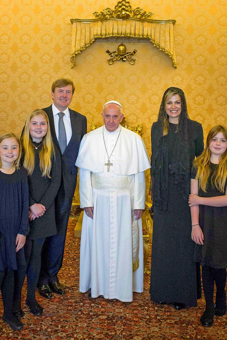 25. April 2016  König Willem-Alexander und Königin Máxima sind mit ihren drei Töchtern Ariane, Amalia und Alexia im Vatikan zu Besuch. Bei einer 15-minütigen Privataudienz treffen sie Papst Franziskus, der wie Mama Máxima aus Argentinien stammt.