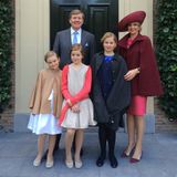 Das Königspaar posiert in Dordrecht mit seinen drei Töchtern Ariane, Alexia und Amalia für ein fröhliches Familienfoto.
