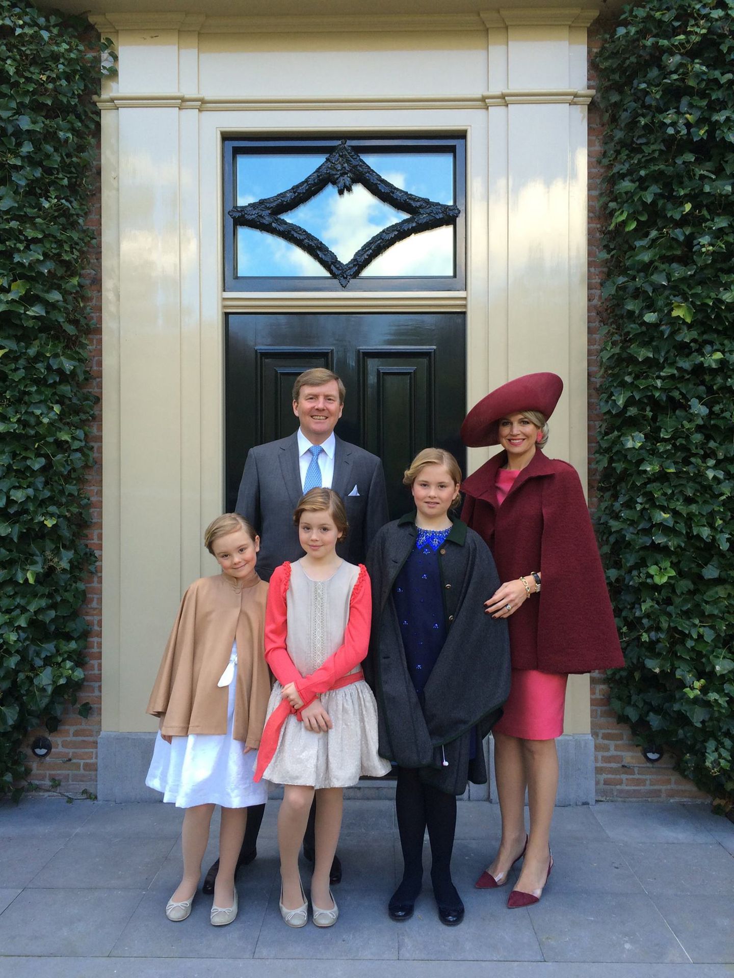 Das Königspaar posiert in Dordrecht mit seinen drei Töchtern Ariane, Alexia und Amalia für ein fröhliches Familienfoto.