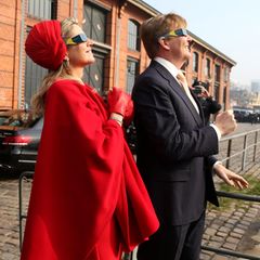 Deutschland Tag 2  An der Hamburger Fischauktionshalle verfolgt das Königspaar, mit Spezialbrillen ausgestattet, die Sonnenfinsternes.