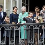 Königin Margrethe zeigt sich auf dem Schlossbalkon umgeben von ihren beiden Söhnen, den Schwiegertöchtern und Enkelkindern.