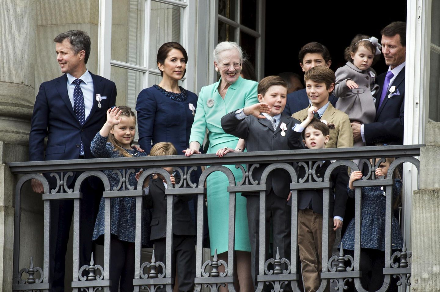 Königin Margrethe zeigt sich auf dem Schlossbalkon umgeben von ihren beiden Söhnen, den Schwiegertöchtern und Enkelkindern.