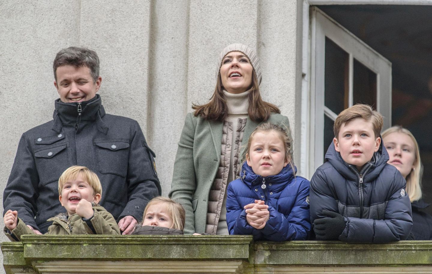 1. November 2015  Die dänische Kronprinzenfamilie zeigt sich bei der traditionellen Hubertusjagd im Dyrehaven, Klampenborg, außerhalb von Kopenhagen. Besonders dem kleinen Prinz Vincent gefällt es dort.