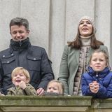 1. November 2015  Die dänische Kronprinzenfamilie zeigt sich bei der traditionellen Hubertusjagd im Dyrehaven, Klampenborg, außerhalb von Kopenhagen. Besonders dem kleinen Prinz Vincent gefällt es dort.