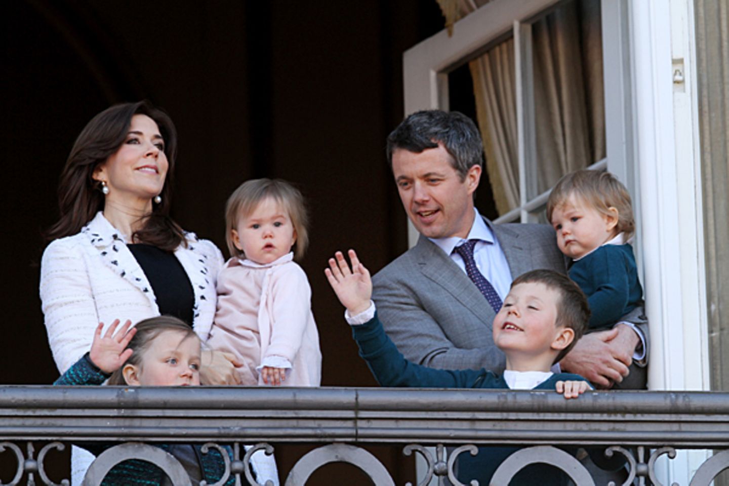 16. April 2012: Am 72. Geburtstag von Königin Margrethe zeigt sich ihr ältester Sohn Prinz Frederik mit Prinzessin Mary und den