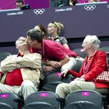 28. Juli 2012: Eine liebevolle Geste, die entzückt: Prinz Frederik drückt seinem Vater Prinz Henrik während eines Olympia-Handba