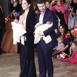 14. Januar 2011: Stolz präsentieren die stolzen Eltern Prinzessin Mary und Prinz Frederik ihre 7 Tage alten Zwillinge der Öffent