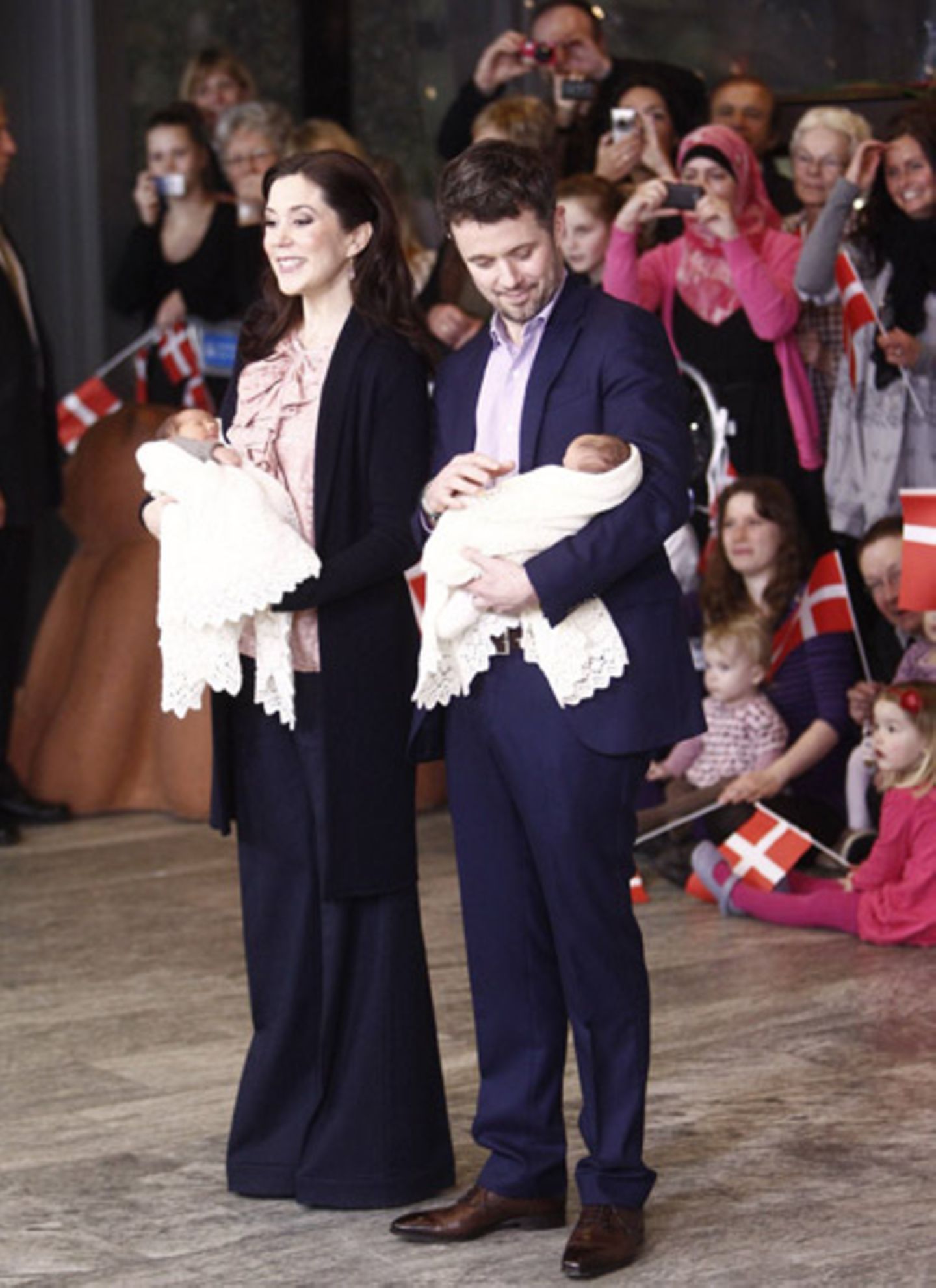 14. Januar 2011: Stolz präsentieren die stolzen Eltern Prinzessin Mary und Prinz Frederik ihre 7 Tage alten Zwillinge der Öffent