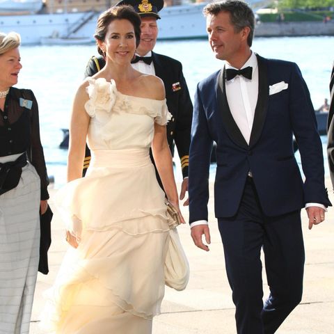 13. Mai 2016  Einen Tag vor ihrem zwölften Hochzeitstag zeigen sich Prinzessin Mary und Prinz Frederik eim Galadinner zum 150. Jubiläum des dänischen Yachtclubs in der Oper in Kopenhagen.