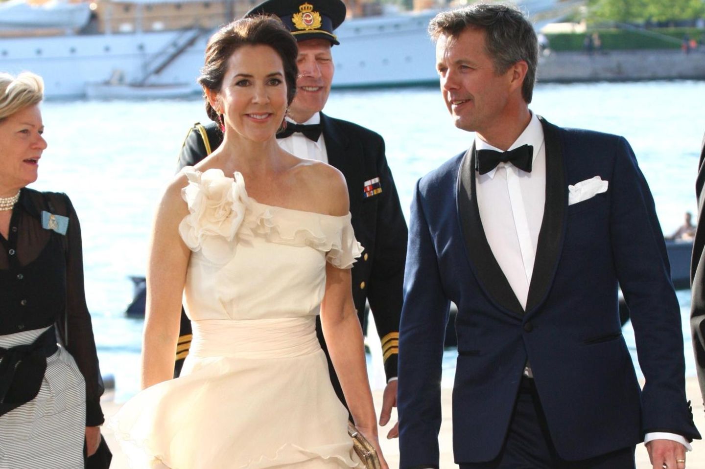 13. Mai 2016  Einen Tag vor ihrem zwölften Hochzeitstag zeigen sich Prinzessin Mary und Prinz Frederik eim Galadinner zum 150. Jubiläum des dänischen Yachtclubs in der Oper in Kopenhagen.