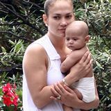 03. Juli 2008: Das Muttersein steht Jennifer gut. Hier spaziert sie mit Max durch den Garten