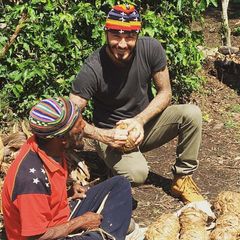 4. November 2015: David Becham startet zu seiner "7 Spiele auf 7 Kontinenten"-Tour. Für die BBC macht der Ex-Fußballer (mit der Rückennummer 7) eine Reise von Papua-Neuguinea über Nepal und Buenos Aires nach Miami, Dschibuti und die Antarktis. Als Botschafter des Fußballs möchte er den Menschen seine Leidenschaft näher bringen. An seinem ersten Tag bastelt Beckham Fußbälle aus Bananenbaumblättern.