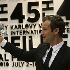 2010: Erst 37 und doch schon für sein Lebenswerk ausgezeichnet: Jude Law erhält im Juli bei den Filmfestspielen von Karlovy Vary