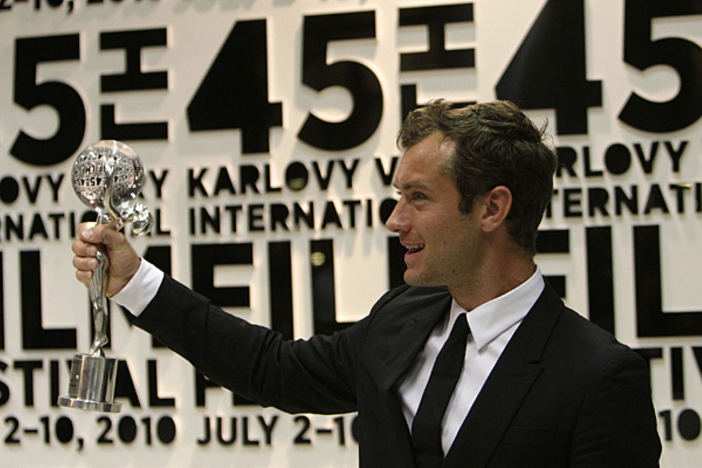 2010: Erst 37 und doch schon für sein Lebenswerk ausgezeichnet: Jude Law erhält im Juli bei den Filmfestspielen von Karlovy Vary
