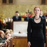 Eine wie immer gefasste Bree Van De Kamp beim Trauergottesdienst für ihren Mann Rex