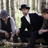 Beratschlagung im Wald: Jesse James mit Gefährten