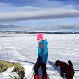 20. Februar 2015   Prinzessin Ingrid Alexandra verbringt die Winterferien im "Winterwonderland" Norwegen. Ihr treuer Begleiter auf Skiern ist der Familienhund.