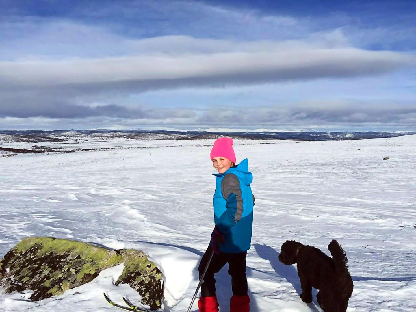 20. Februar 2015   Prinzessin Ingrid Alexandra verbringt die Winterferien im "Winterwonderland" Norwegen. Ihr treuer Begleiter auf Skiern ist der Familienhund.