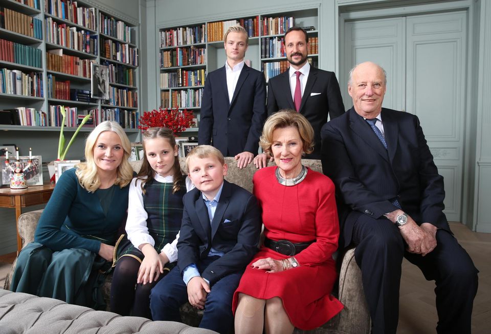 Das offizielle Gruppenfoto der norwegischen Königsfamilie vor dem Weihnachtsbaum im Wohnzimmer von Gut Skaugum: (unten) Prinzessin Mette-Marit, Prinzessin Ingrid Alexandra, Prinz Sverre, Königin Sonja. Oben stehen Marius Borg, Prinz Haakon und König Harald, der in einem Monat sein 25-jähriges Thronjubiläum feiert. Das offizielle Gruppenfoto der norwegischen Königsfamilie vor dem Weihnachtsbaum im Wohnzimmer von Gut Skaugum: (unten) Prinzessin Mette-Marit, Prinzessin Ingrid Alexandra, Prinz Sverre, Königin Sonja. Oben stehen Marius Borg, Prinz Haakon und König Harald, der in einem Monat sein 25-jähriges Thronjubiläum feiert.
