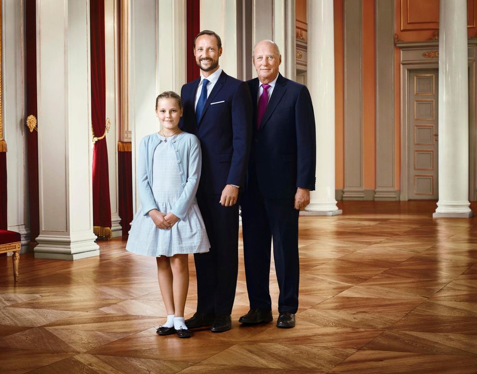 15. Januar 2016 Zu den neuen Bildern zählt auch dieses, dass König Harald mit seinem Thronfolger Haakon und seiner Enkelin Ingrid Alexandra zeigt. 15. Januar 2016 Zu den neuen Bildern zählt auch dieses, dass König Harald mit seinem Thronfolger Haakon und seiner Enkelin Ingrid Alexandra zeigt.