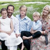 Mit diesem Familienbild bedankt sich das Kronprinzenpaar auf seiner Webseite für alle Glückwünsche zum Geburtstag des Prinzen.