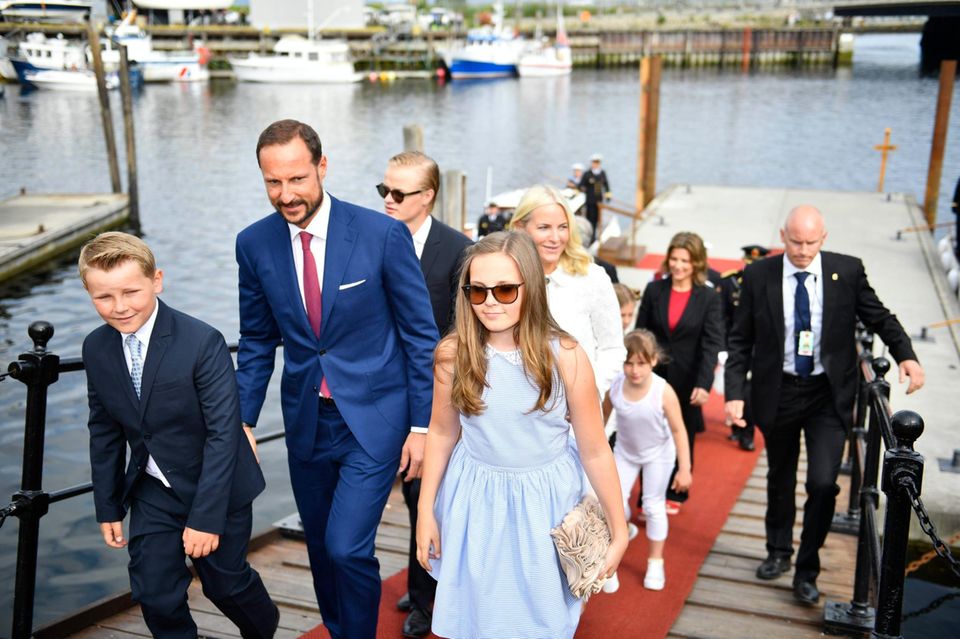 23. Juni 2016 Die norwegische Königsfamilie ist zum 25. Thronjubiläum von König Harald mit dem Königsschiff auf Jubiläumsreise. 23. Juni 2016 Die norwegische Königsfamilie ist zum 25. Thronjubiläum von König Harald mit dem Königsschiff auf Jubiläumsreise.