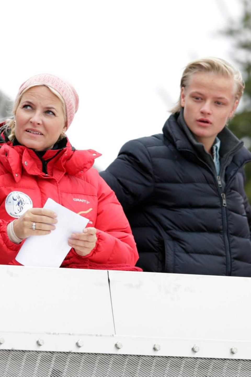 9. März 2014  Marius Borg Høiby besucht gemeinsam mit seiner Mutter Prinzessin Mette-Marit von Norwegen und seinem Stiefvater Prinz Haakon den Skisprung-Weltcup in Oslo. Natürlich sind auch Prinzessin Ingrid und König Harald nicht weit.