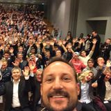 15. Oktober 2014  Per Selfie wünscht Prinz Haakon allen Facebook-Freunden einen "super Global Dignity"-Tag aus Nordhordland.