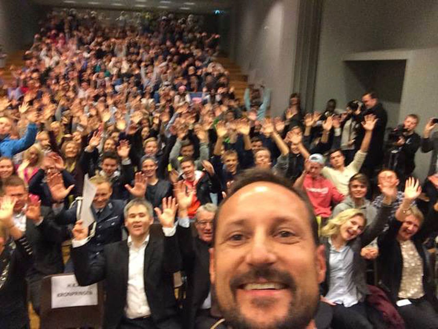15. Oktober 2014  Per Selfie wünscht Prinz Haakon allen Facebook-Freunden einen "super Global Dignity"-Tag aus Nordhordland.