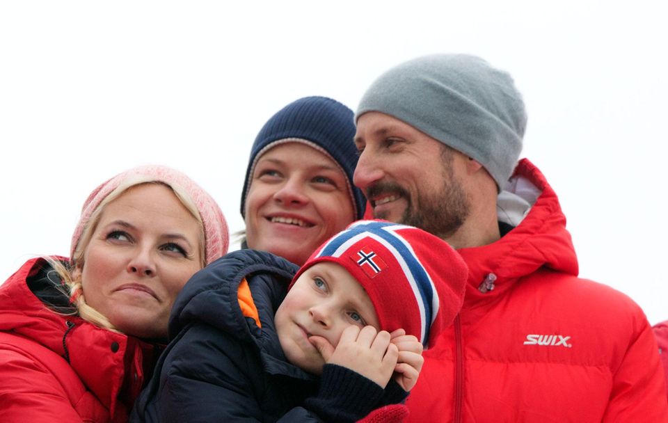 10. März 2014 Prinzessin Mette-Marit, Marius Borg Höiby, Prinz Sverre Magnus und Prinz Haakon schauen sich die "internationalen Wintersportwettkämpfe" am Holmenkollen in Oslo an. 10. März 2014 Prinzessin Mette-Marit, Marius Borg Höiby, Prinz Sverre Magnus und Prinz Haakon schauen sich die "internationalen Wintersportwettkämpfe" am Holmenkollen in Oslo an.